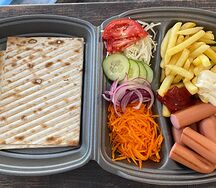 Тарелка с колбасками