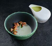 Крем-суп из цукини с муссом из горгонзолы и креветками