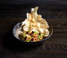 Тартар из лосося с соусом из манго и лемонграсса