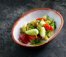 Салат овощной с авокадо