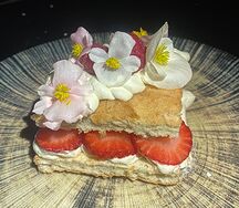 Миндальный дакуаз с кремю и свежими ягодами