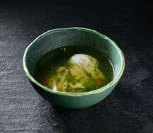 Куриный бульон со шпинатом и яйцом пашот