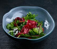 Салат с лососем, брокколи и копчёной сметаной