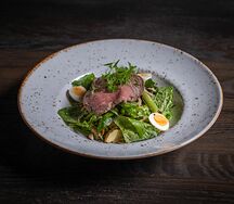 Ростбиф с обожженным картофелем и вялеными томатами