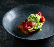 Бриошь с лососем, авокадо, яйцом пашот и зеленым голландез