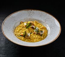 Орзо с манго, креветками и кальмарами