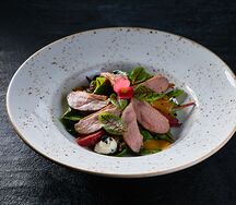 Салат с уткой и манговым дрессингом