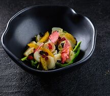 Севиче из гребешка с огуречным соусом и мандарином