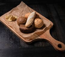 Ассорти крафтовых булочек с копченым маслом