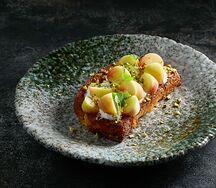 Бриошь со страчателлой и сезонным фруктом