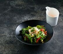 Салат с крабом и соусом из печеного перца