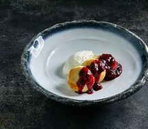 Сырники с карамелью в ягодном компоте