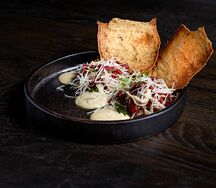 Тартар из говядины с луковым кремом