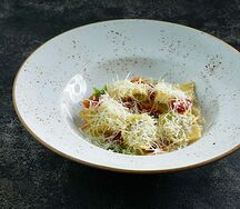 Равиоли с копченой говядиной, легким трюфельным соусом и кремом из вяленых томатов