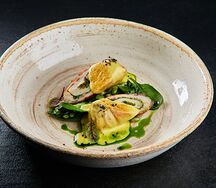 Индейка с беконом, эдамаме, шпинатом и соусом голландез