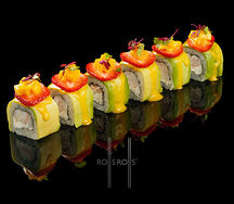 Ролл с креветкой и авокадо, с клубникой и сальсой из манго