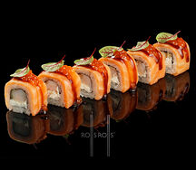 Ролл с опаленным лососем, красной икрой и креветкой темпура