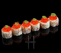 Ролл с красной икрой, лососем и сливочным сыром