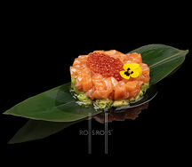 Тартар лосось с красной икрой