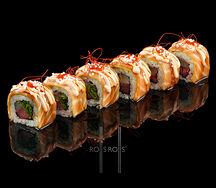 Ролл с лососем и авокадо, тунцом и гребешком