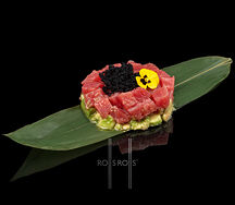 Тартар тунец с черной икрой летучей рыбы