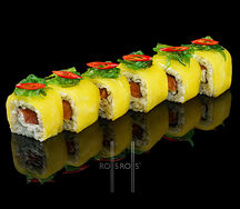 Ролл с лососем, чукой и дайконом Такуан