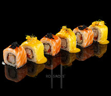 Ролл с лососем и манго с креветкой темпура