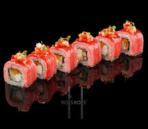 Ролл с тунцом и угрем с клубничной сальсой