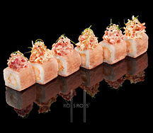 Ролл в маменори с гребешком и лососем с креветкой темпура