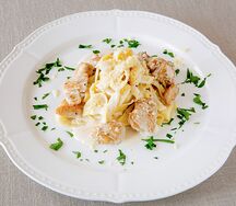 Феттуччине с курицей в сливочном соусе