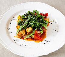 Куриная грудка с овощами в устричном соусе