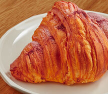Круассан с малиной