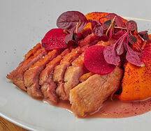 Филе утки с морковным пюре и чёрной смородиной