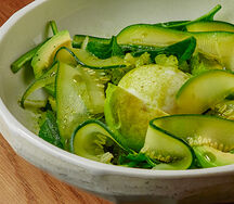 Зеленый салат с авокадо и яйцом