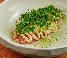 Тартар из говядины со щавелем и копченым сыром