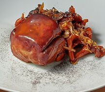 Вырезка телёнка с соусом демиглас и лисичками