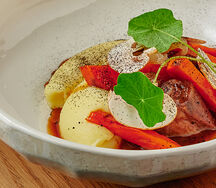 Томленая щека с картофельным пюре и соусом чёрный чеснок