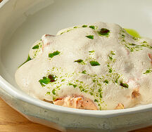 Копчёная форель с кунжутным соусом