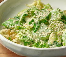 Зелёный салат с авокадо и заправкой из тунца