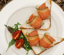 Брускетта с лососем и мягким сыром