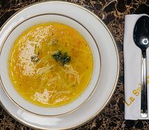 Куриный бульон с домашней лапшой