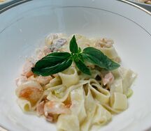 Феттуччине с лососем и креветками в сливочном соусе