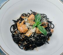 Черные спагетти с морепродуктами