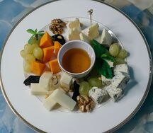 Сырная тарелка с медом и грецкими орехами