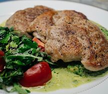 Медальоны из свинины с соусом из шпината