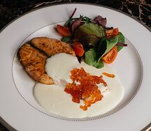 Лосось в икорном соусе