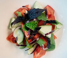 Салат из фермерских овощей с красным луком