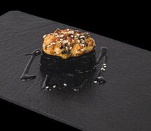 Запечённое суши с лососем спайси