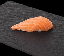 Суши лосось