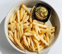 Картофель фри с розмарином с соусом